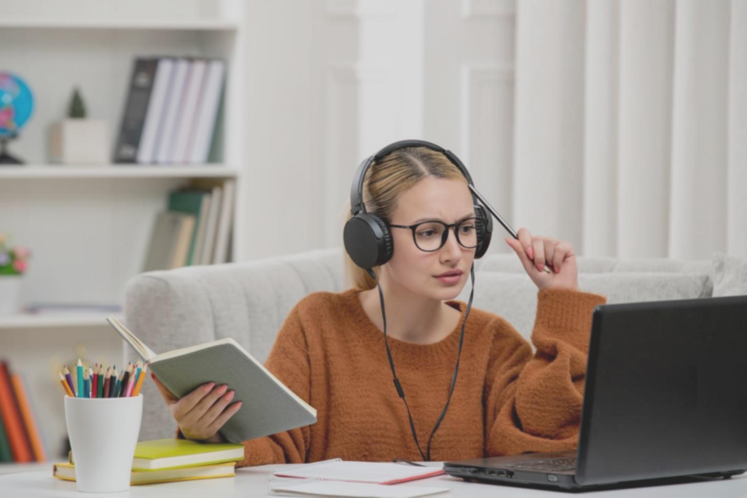 Consulente finanziario che analizza documenti con attenzione durante un incontro professionale